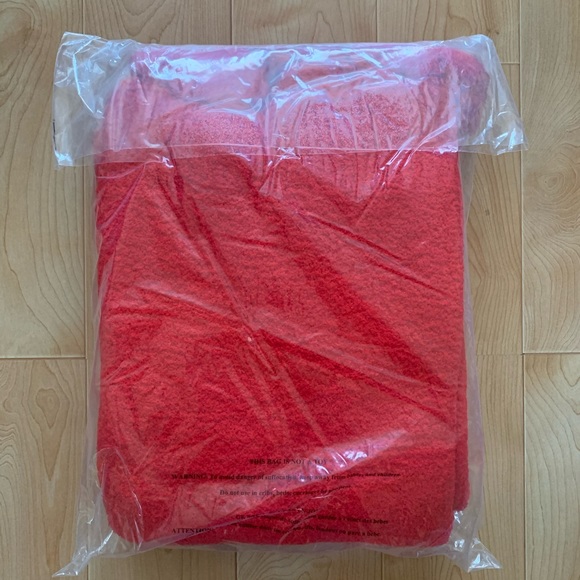 Victoria’s Secret PINK Marshmallow Blanket - Picture 5 of 5